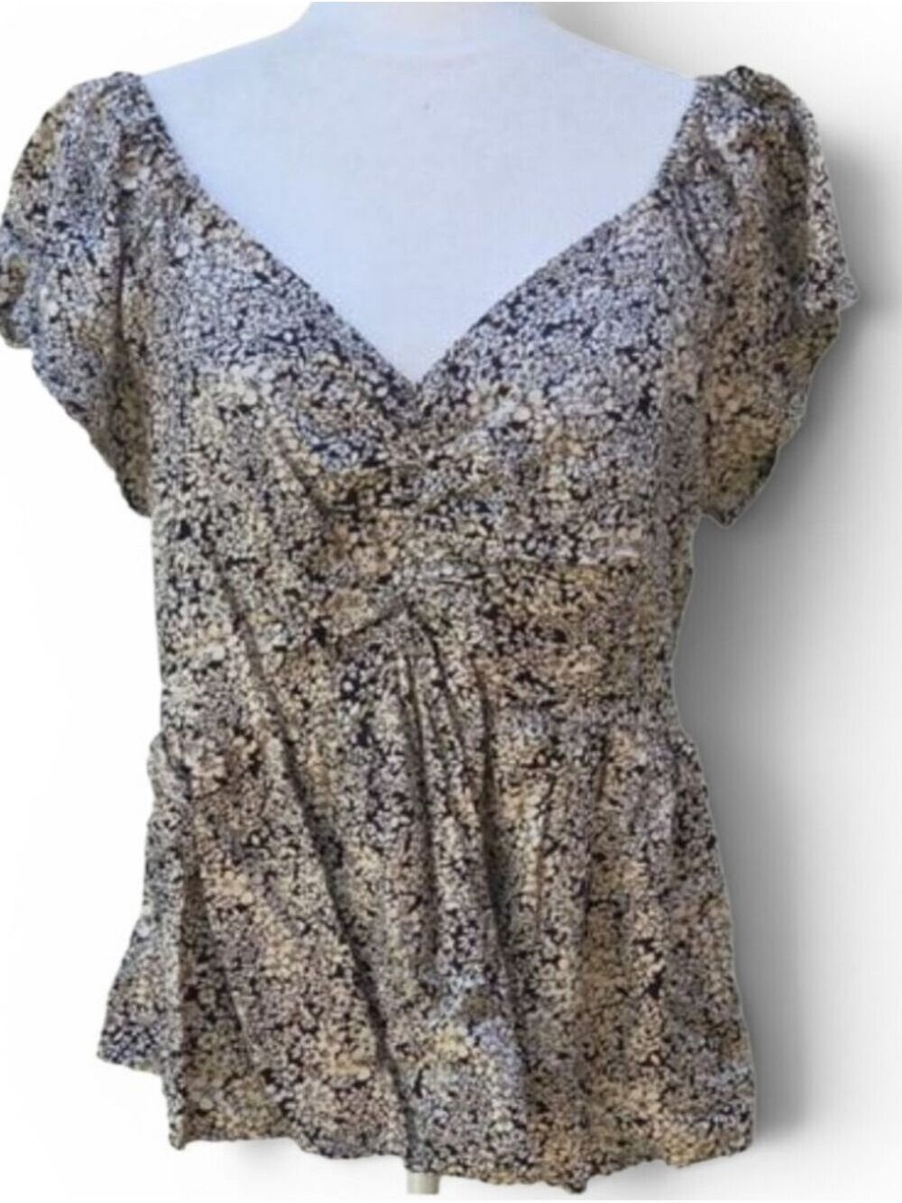 Black Cream Floral Vneck Ruffle Top Large